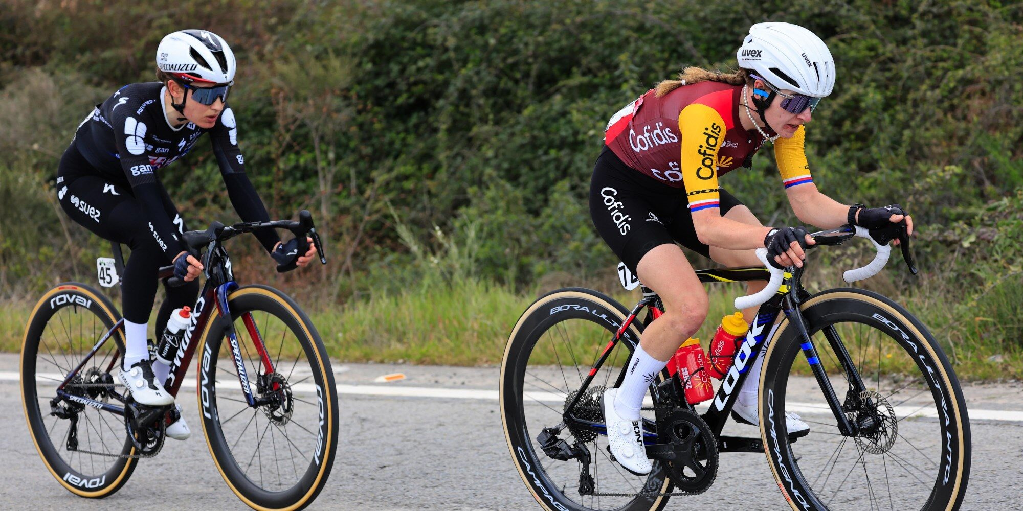 Alice Maria Arzuffi and Eva Van Agt racing on rural road during Vuelta a Extremadura Femenina stage 3