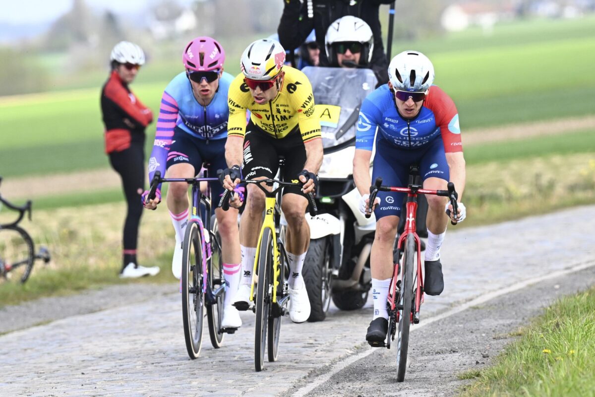 Wout van Aert's last-minute solo bid fails at Dwars door