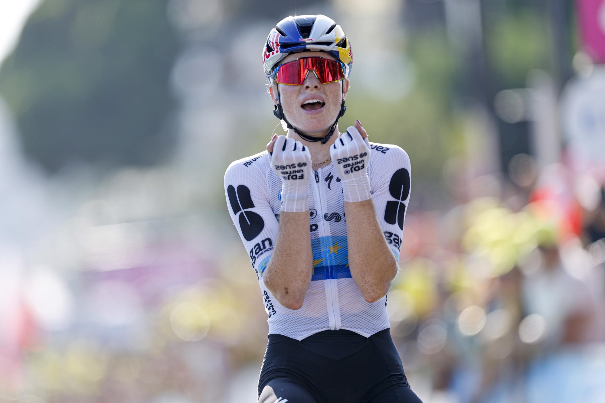 Demi Vollering celebrates stage victory at Tour de France Femmes in Nice