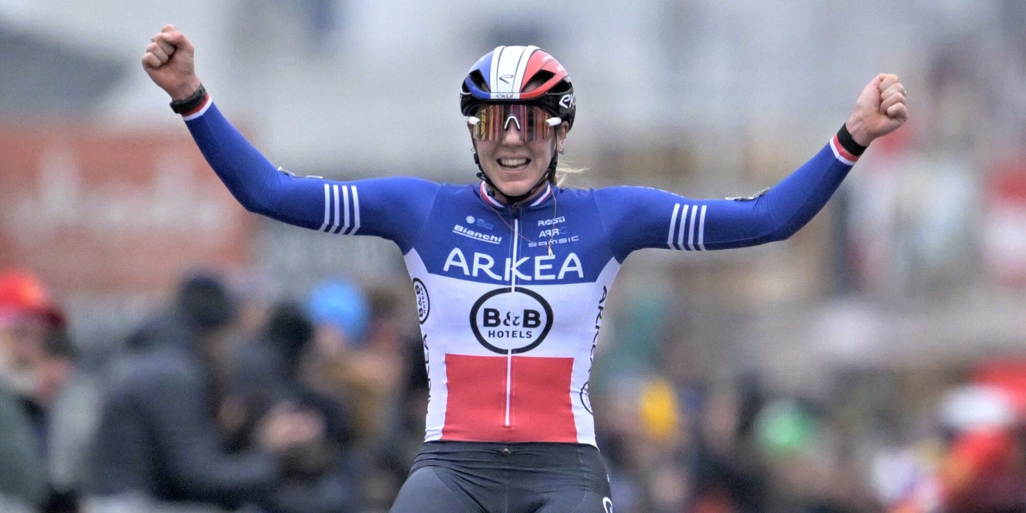 Amandine Fouquenet wins at Telenet Superprestige Heusden-Zolder, arms raised in celebration